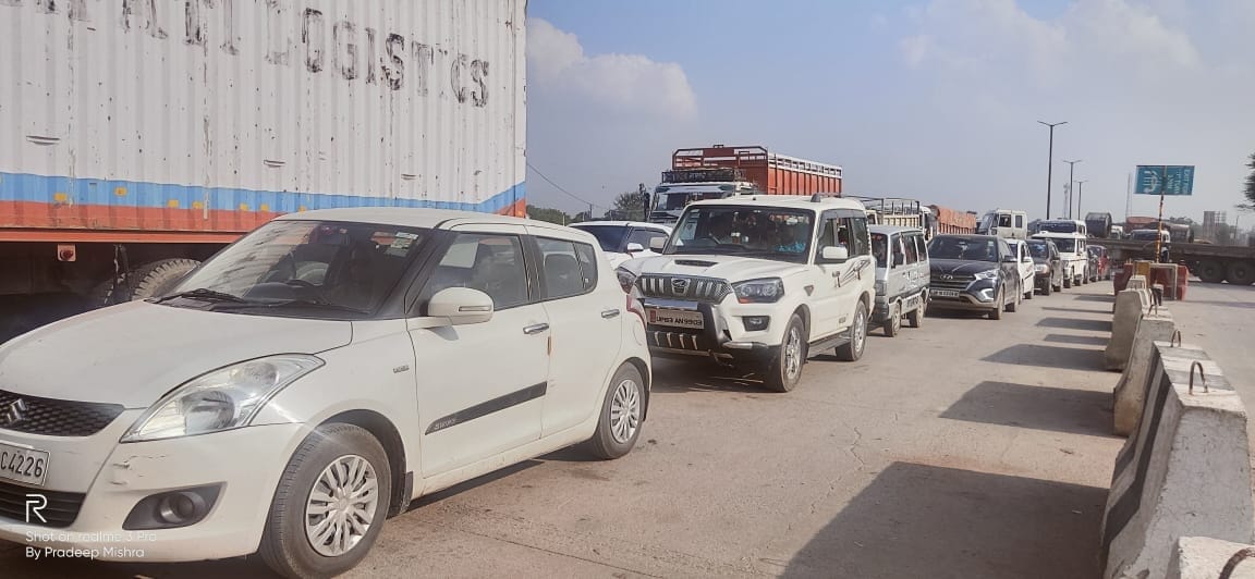 Two km long jam in cash lane at Anantram toll plaza