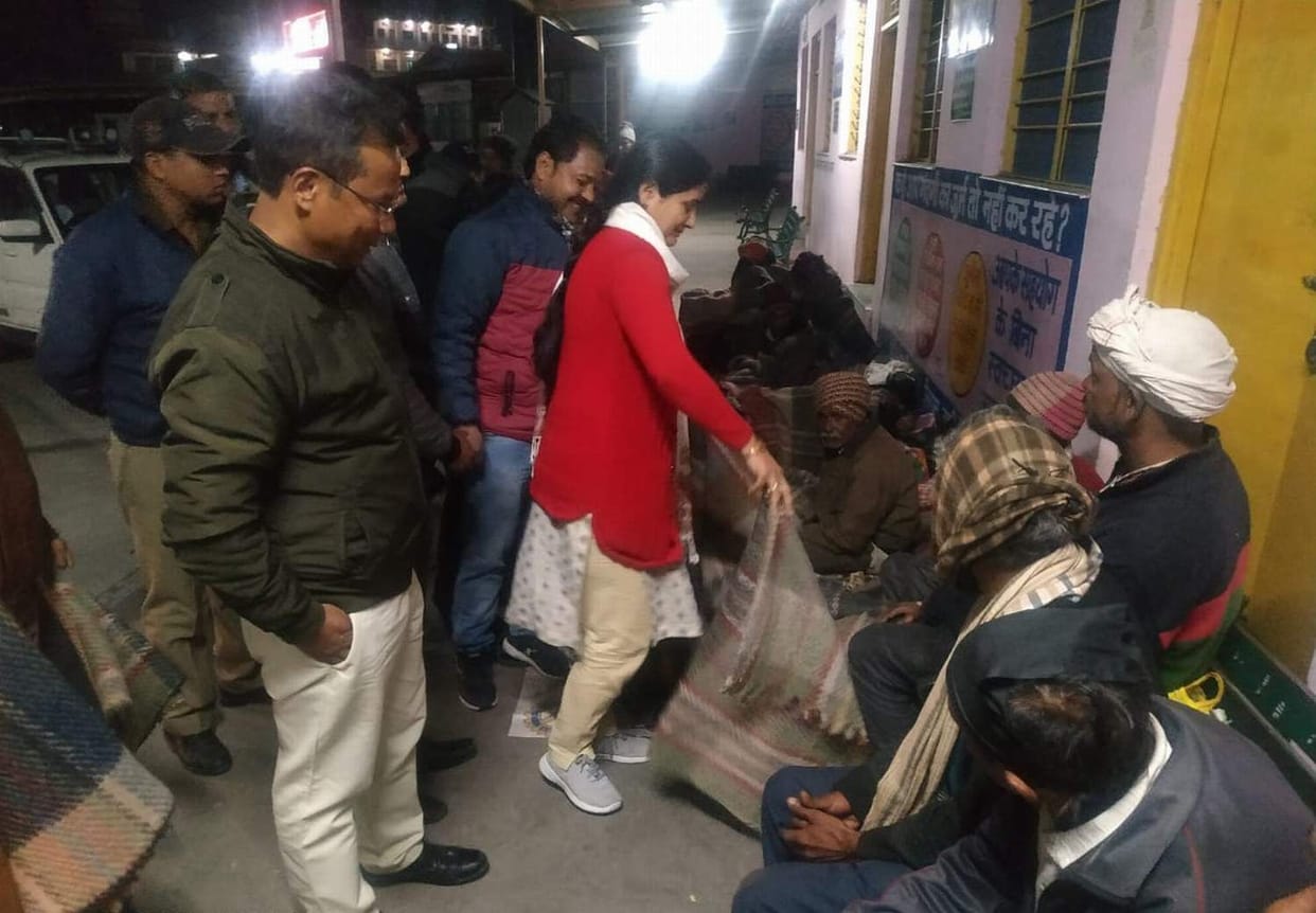 The mayor distributed blankets to people stubborn with cold