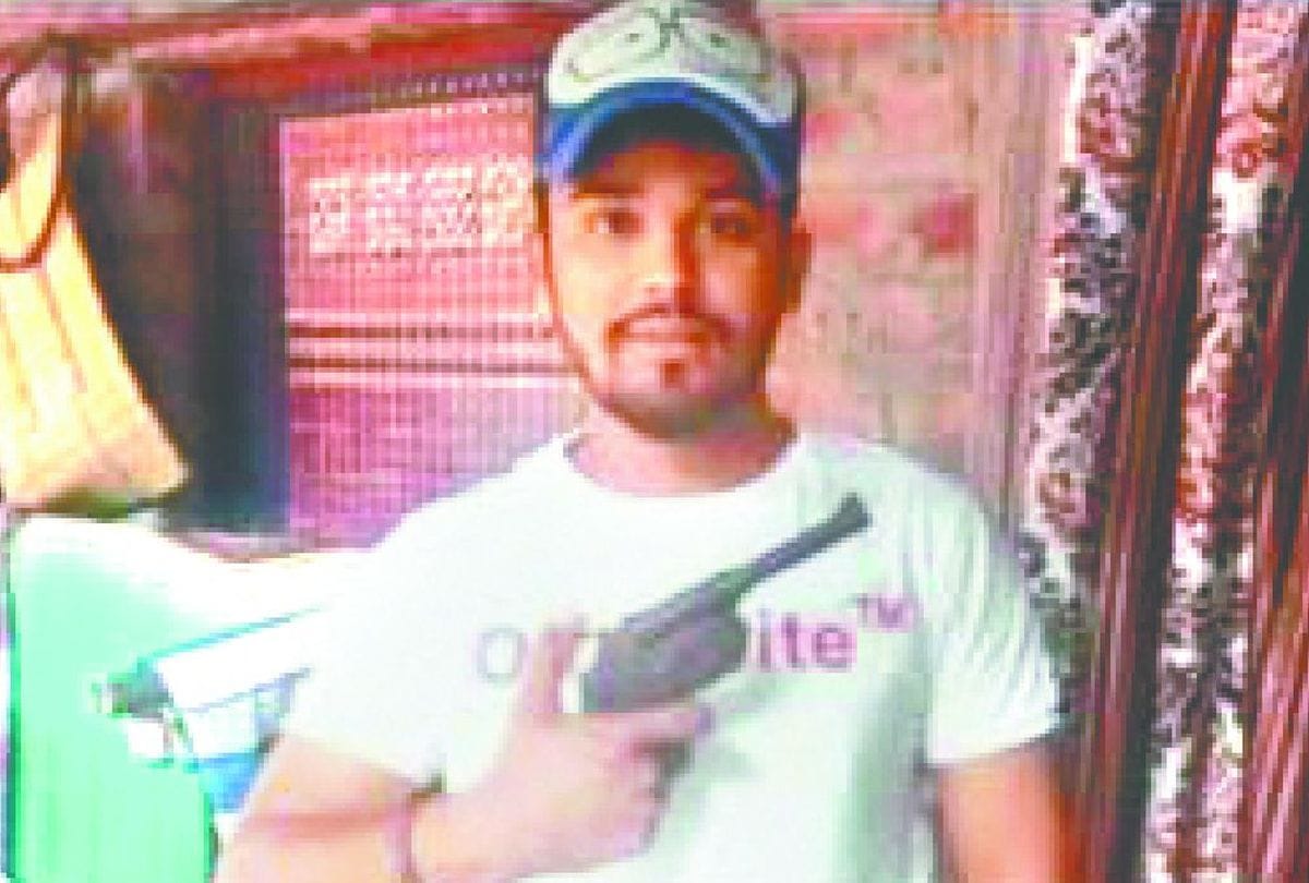 taxi driver arrested with illegal weapon in agra