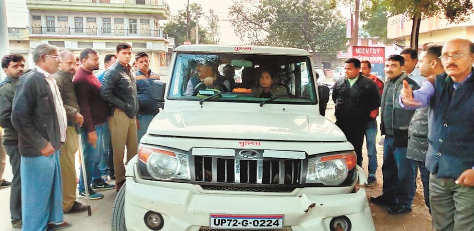 Pratapgarh: indecency of policemen for nabbing lover couple
