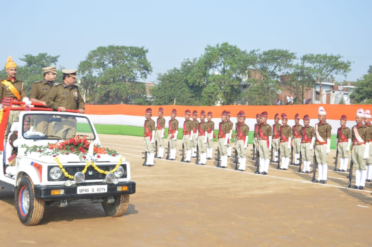 Police personnel should maintain discipline with public service
