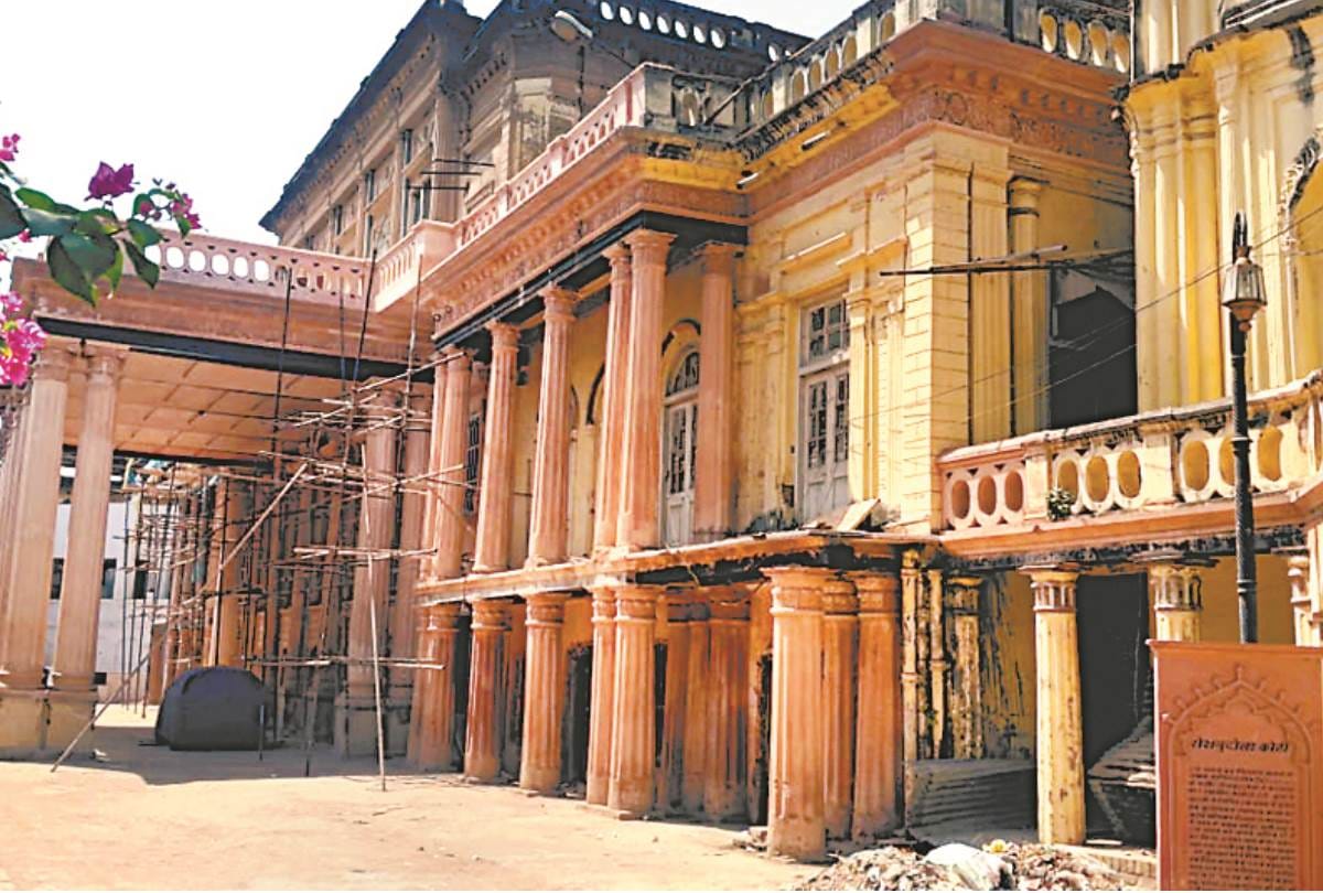 know about the historical buildings of lucknow