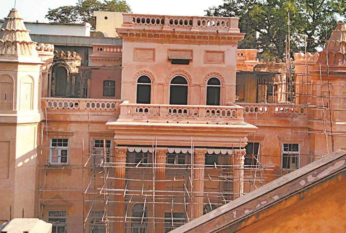 know about the historical buildings of lucknow