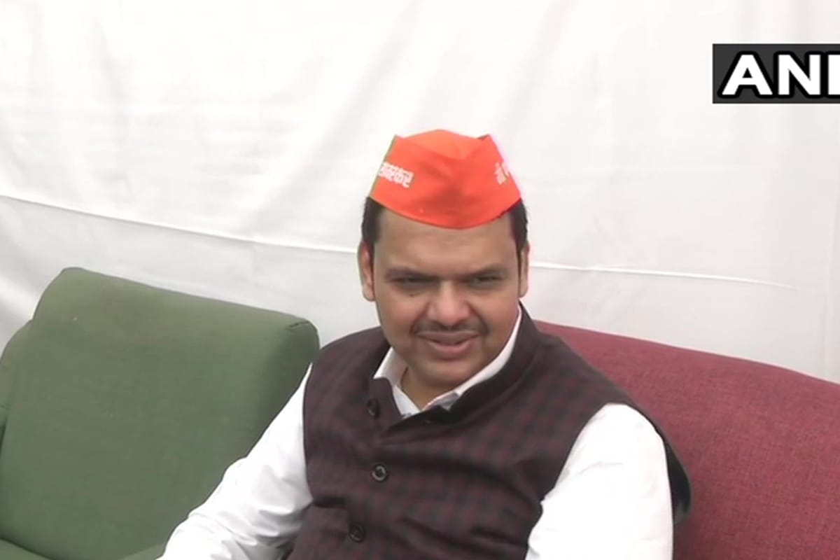 rahul comment create turmoil in maharashtra, bjp mlas with fadnavis wore i am Savarkar caps