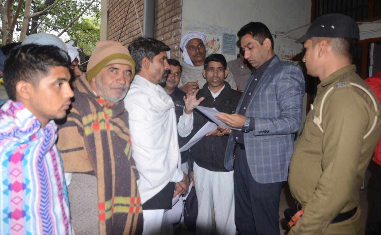 Vilagers agitation was continue on 4th day for  Civerage Issue in Charkhi Dadari