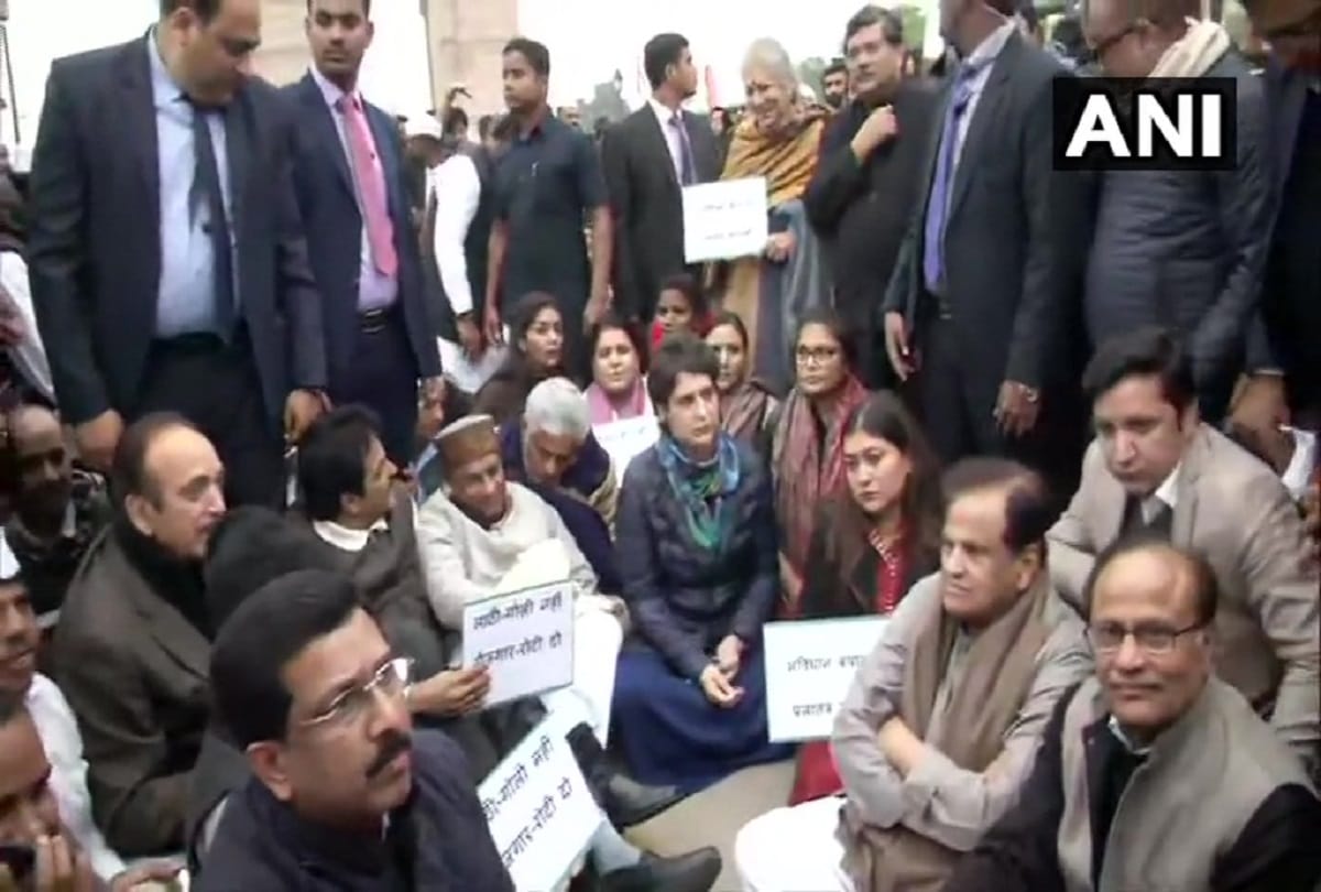 jamia university Protest: Congress leader Priyanka Gandhi hold dharna at India Gate
