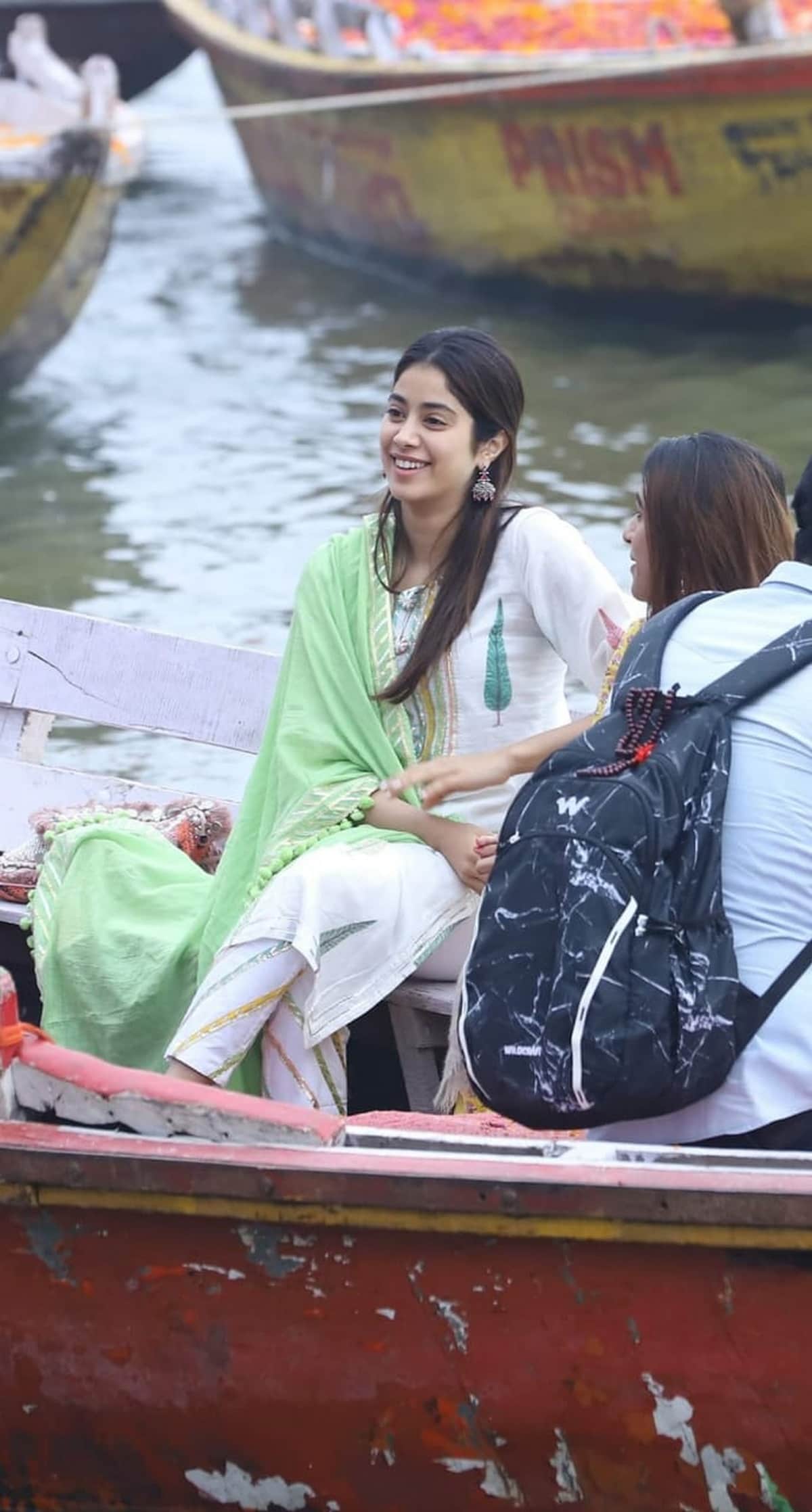 Janvhi kapoor vacation in varanasi photo viral on social media 