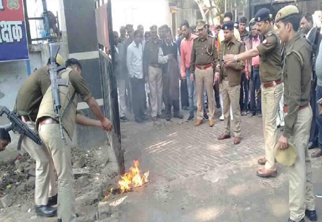misdeed victim sets herself on fire in SP office in unnao