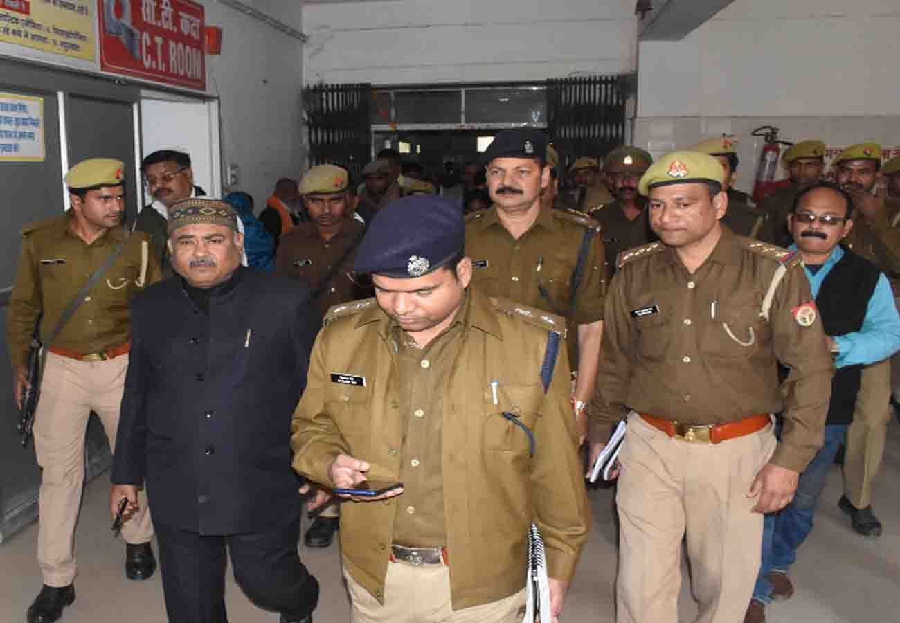 misdeed victim sets herself on fire in SP office in unnao