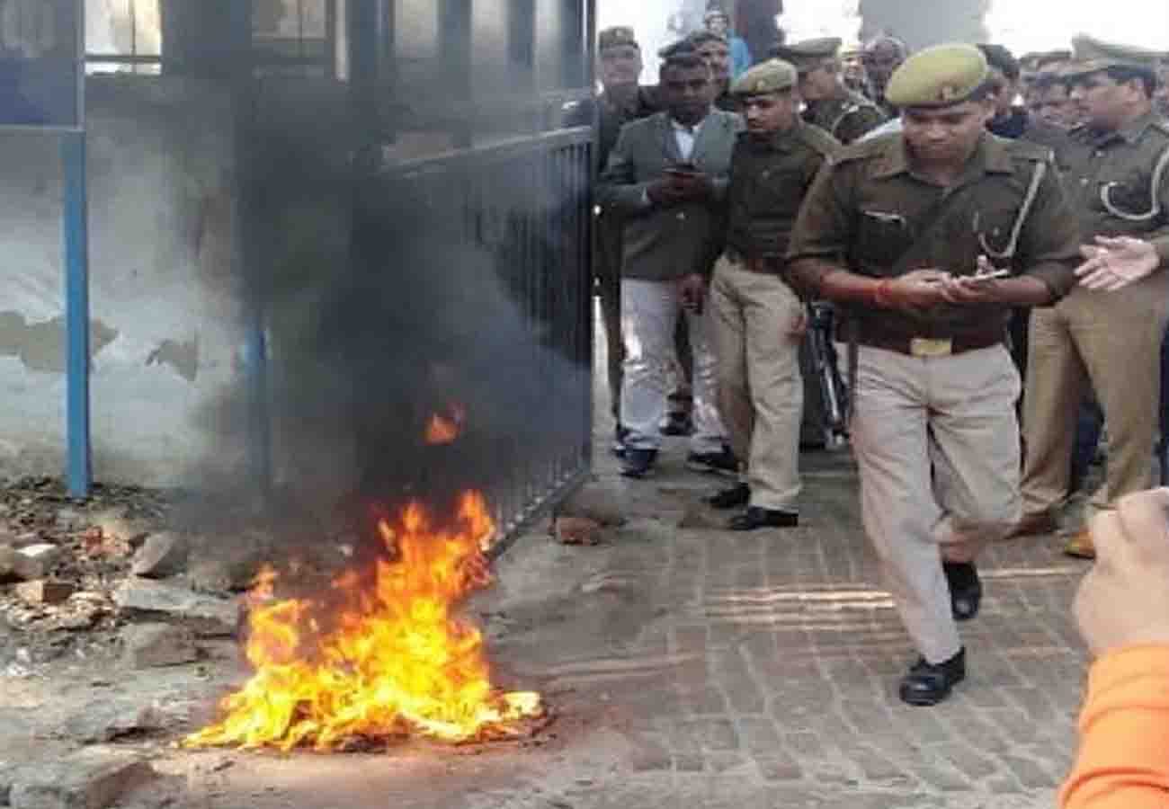 misdeed victim sets herself on fire in SP office in unnao