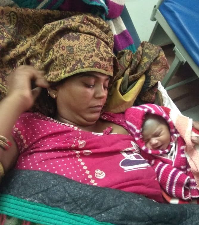 mahila bandee ne betee ko diya janm