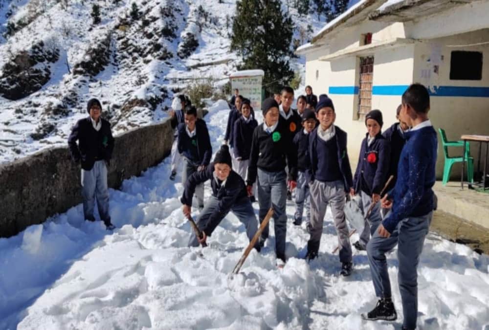 Students Removed Snow from School than start studying in chamoli