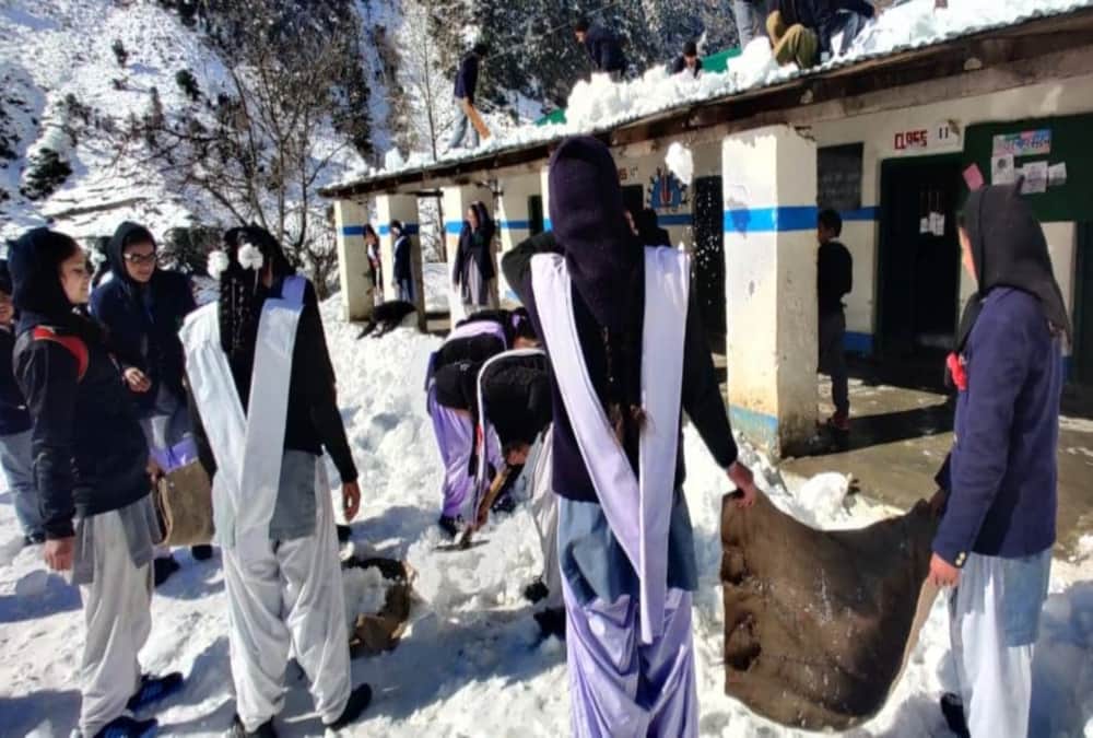 Students Removed Snow from School than start studying in chamoli