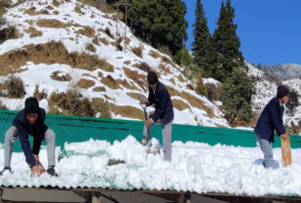 Students Removed Snow from School than start studying in chamoli