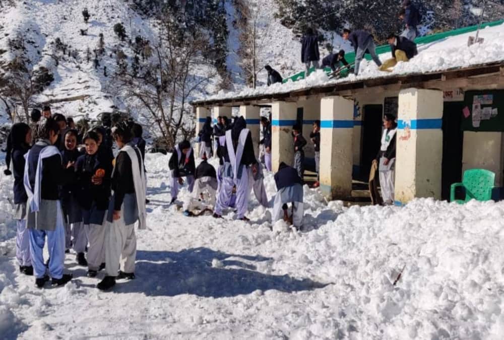 Students Removed Snow from School than start studying in chamoli
