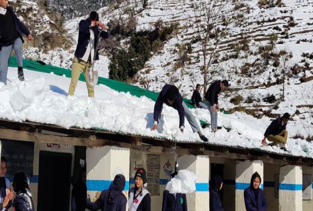 Students Removed Snow from School than start studying in chamoli