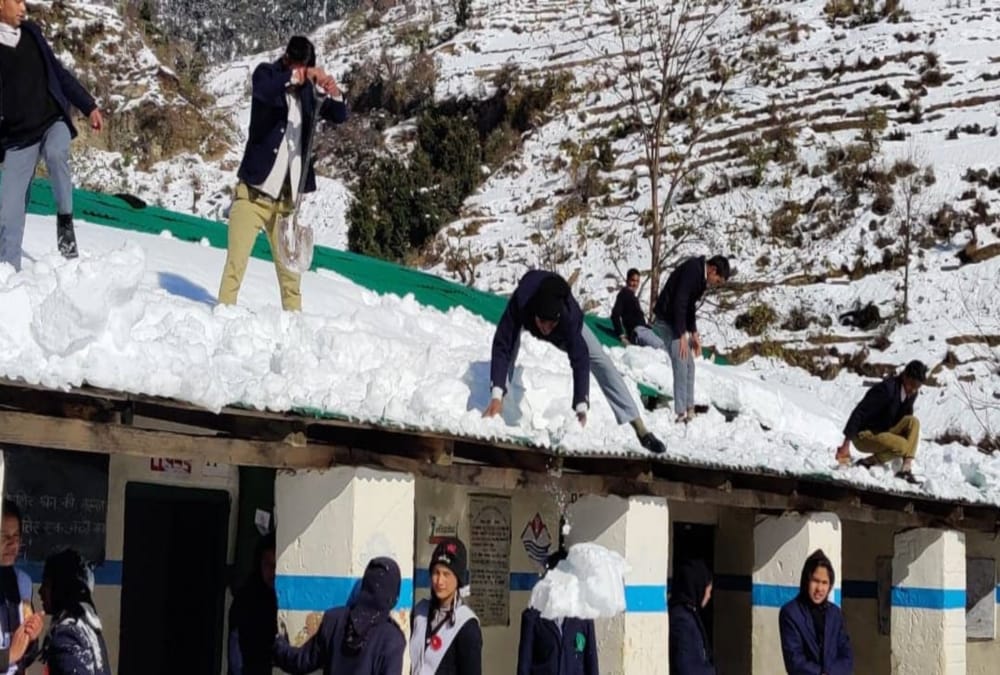Students Removed Snow from School than start studying in chamoli