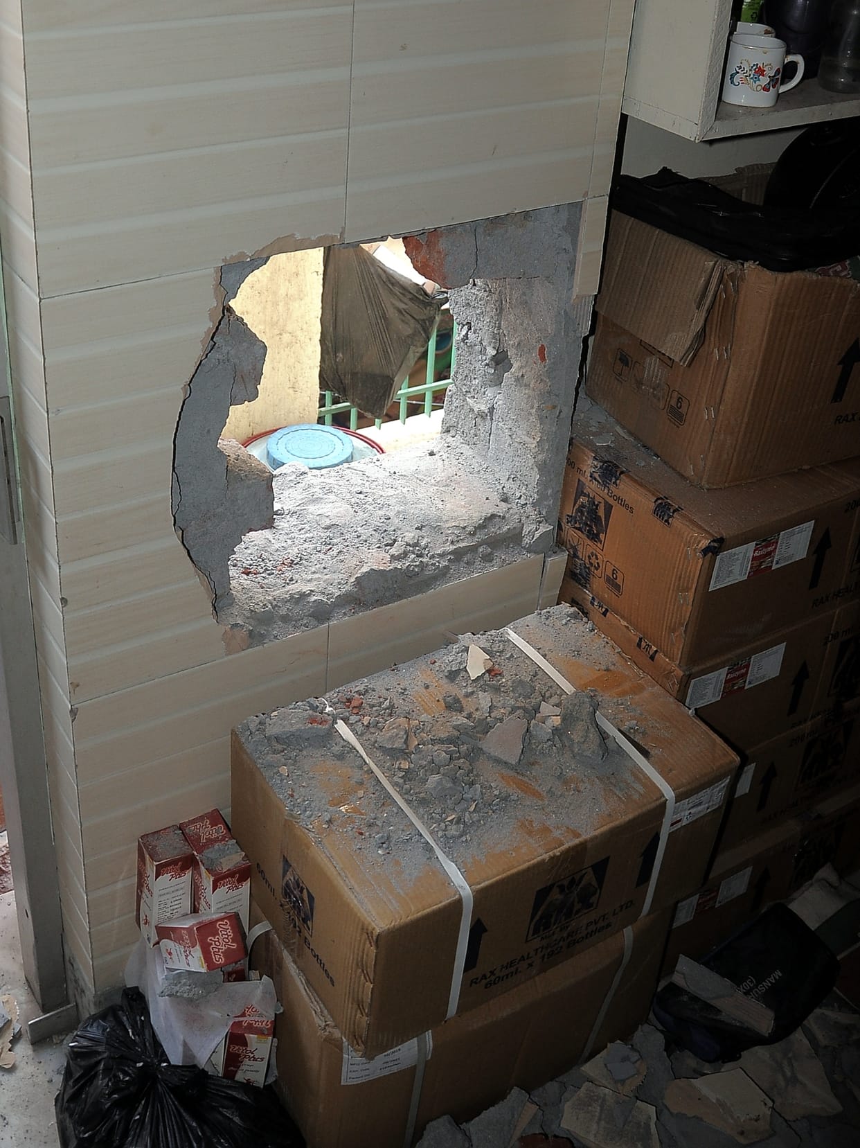 Robbery by breaking into medical agency