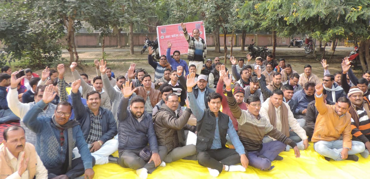 teenon tahaseelon ke lekhapaalon ne kiya dharana pradarshan