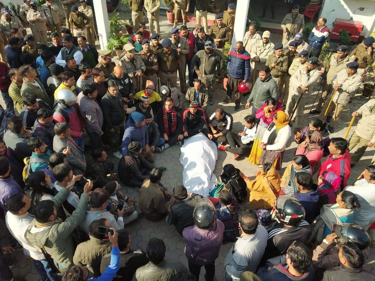 property dealer murder in haridwar public protesting with dead body