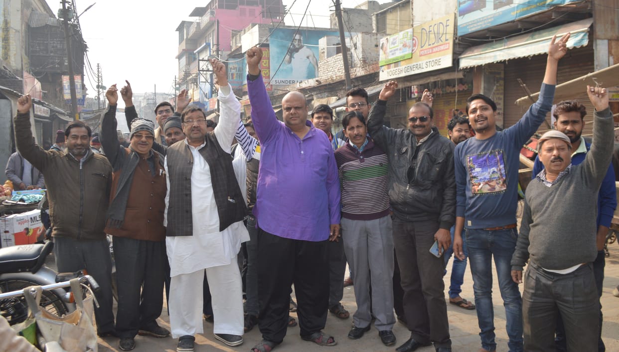 Hathras: Market closed to protest against online sale