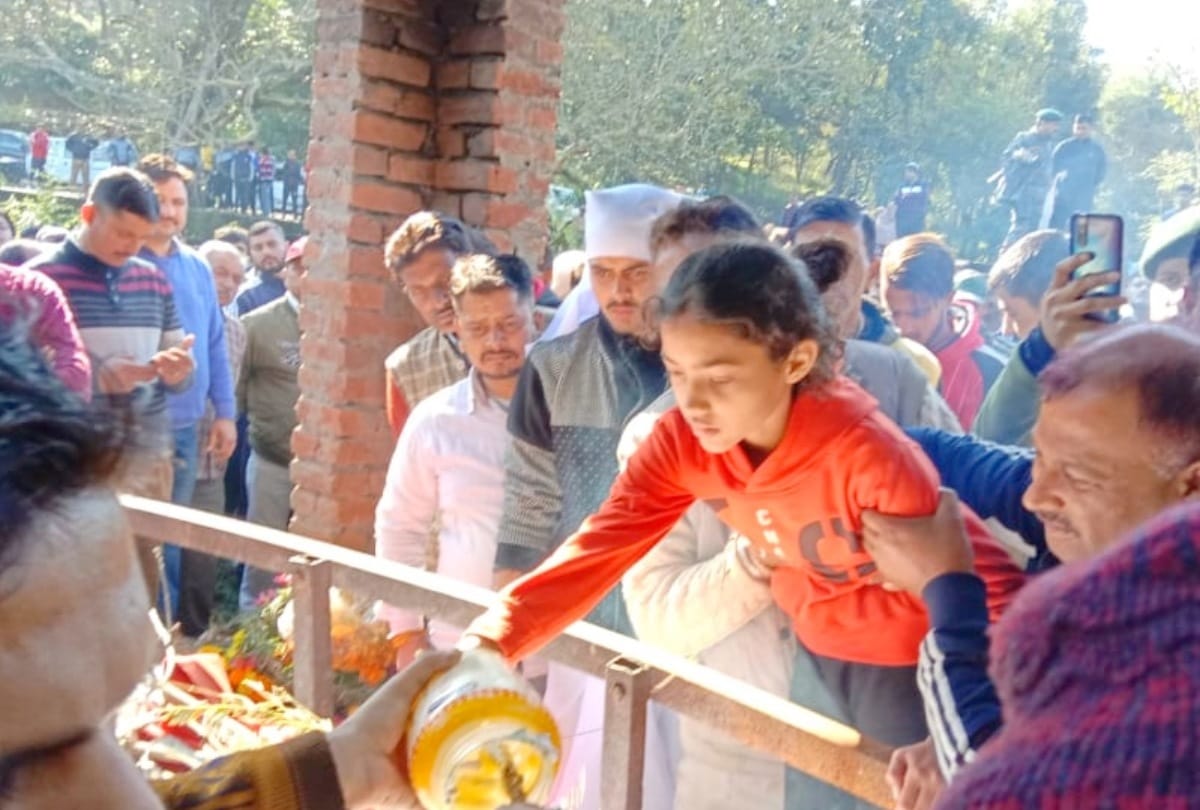 Daughter Lights Army Subedar Pyre in Kangra Himachal Pradesh