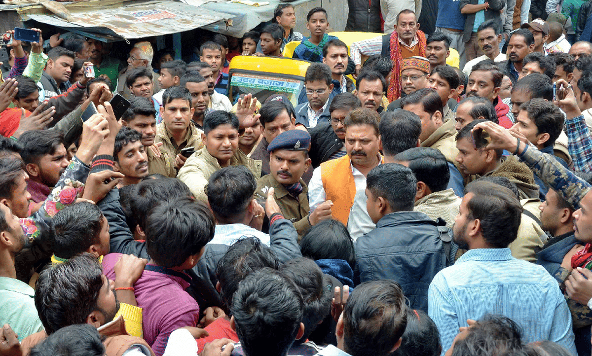 People protest of State minister ravindra jaiswal went meet to family of priti varanasi