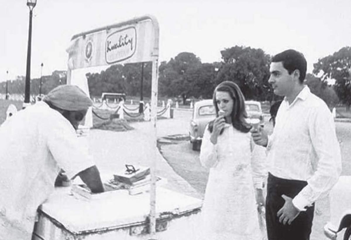 Congress Leader Priyanka gandhi vadra sit on protest at India Gate, her parents eat ice cream there