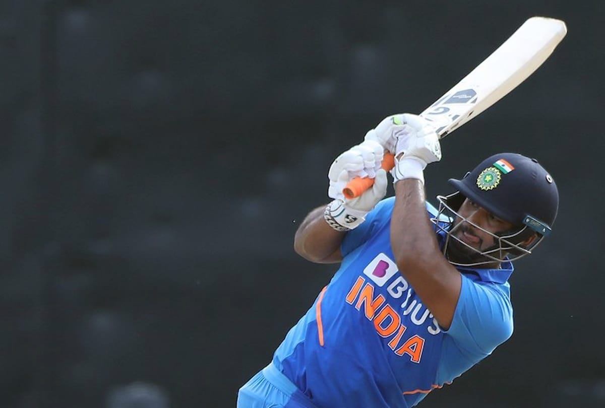 Virat Kohli cheers for Rishabh Pant during quickfire 16-ball 39 in 2nd ODI against west indies