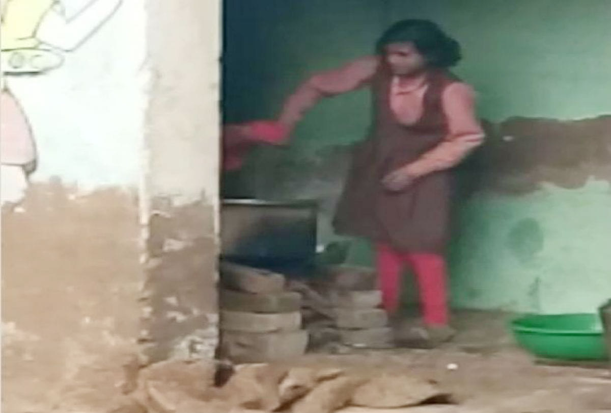 Cook did not make mid-day meal when SC student cut potatoes in school   mainpuri