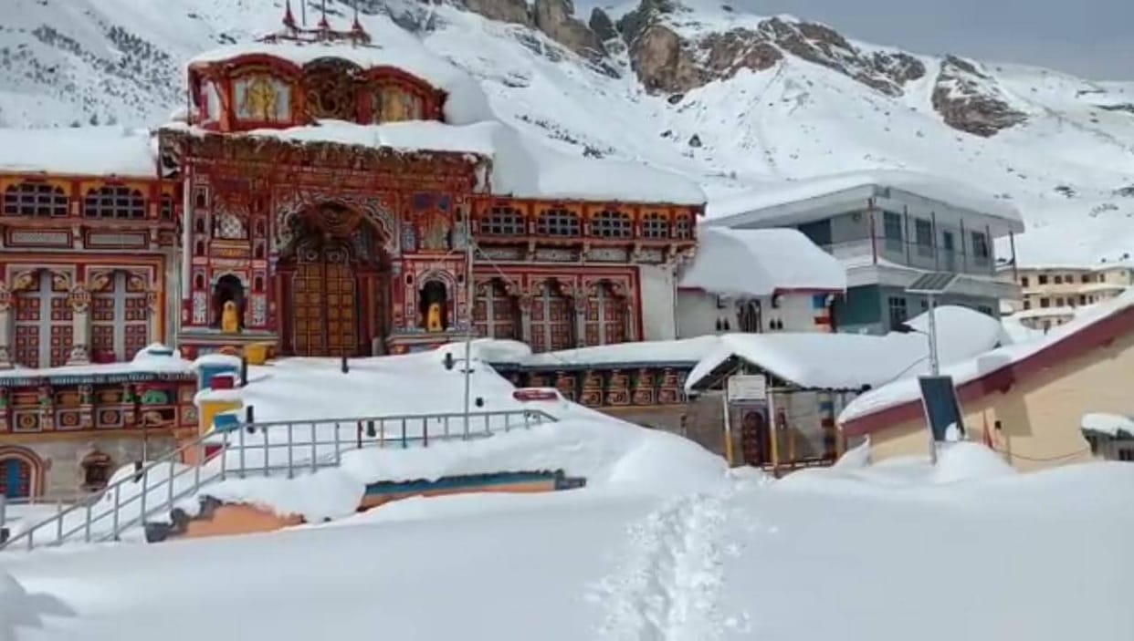 Avalanche in Badrinath Dham after Snowfall Danger For public and village