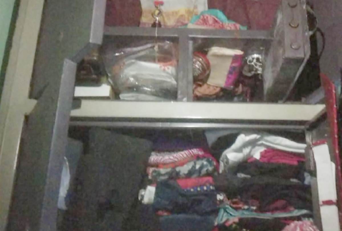 thieves stolen cash and jewellery from house in lucknow