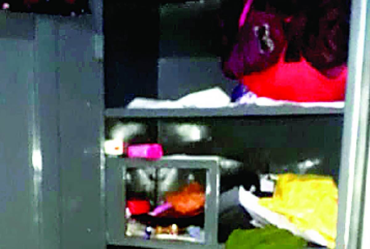 thieves stolen cash and jewellery from house in lucknow