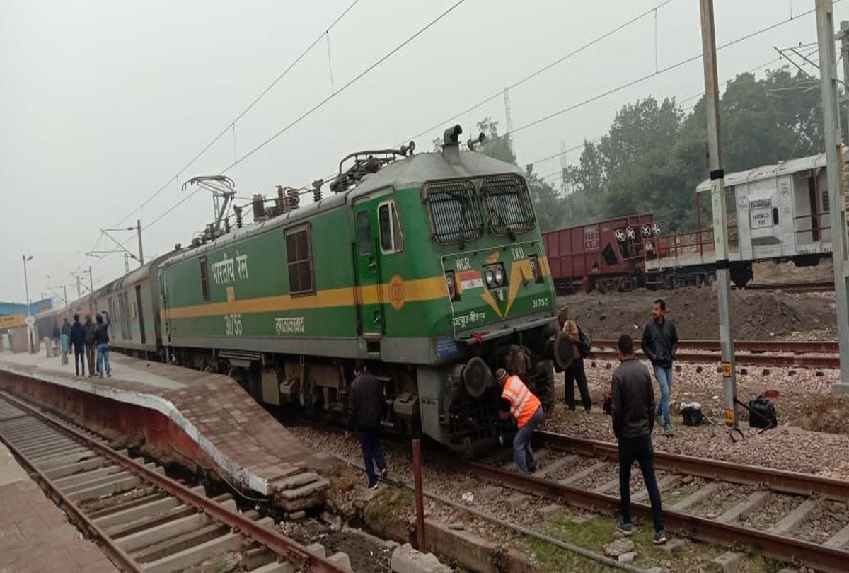 Rajdhani Express Engine fails at tundla railway station