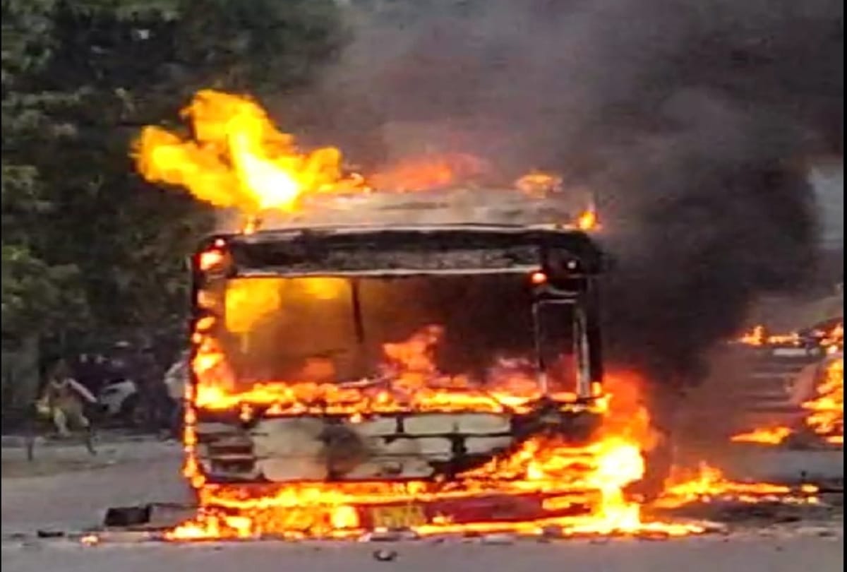 violence in delhi robbery in buses with sabotage jamia millia islamia