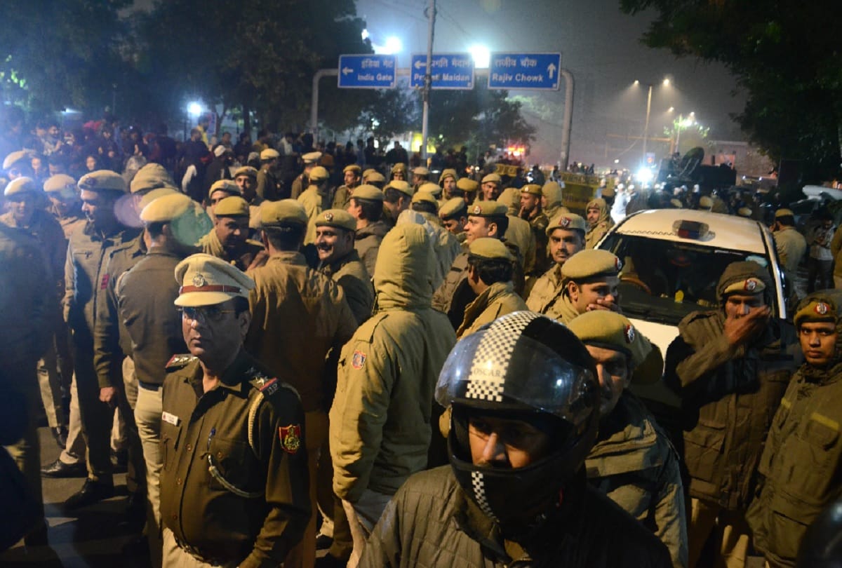 violence in delhi robbery in buses with sabotage jamia millia islamia