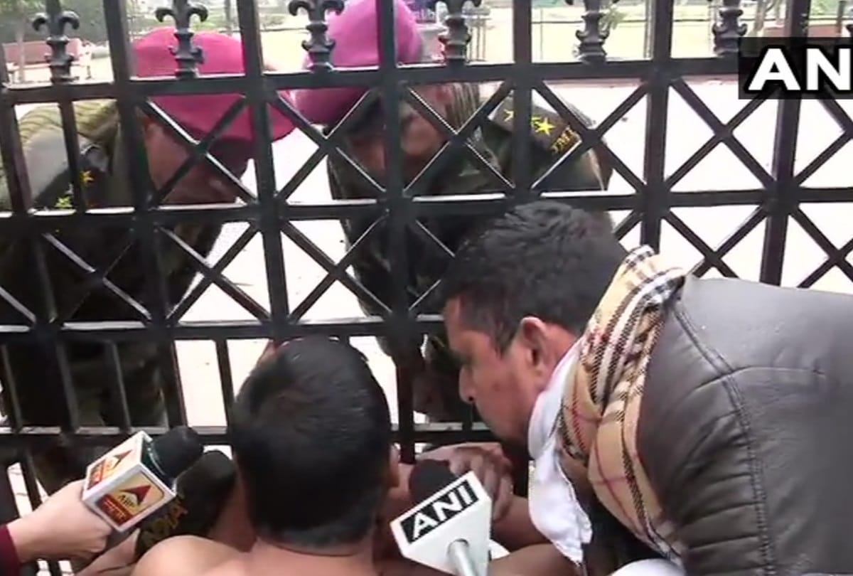 CAA 2019 jamia student shirtless protest against police lathi charge and tear gas in library