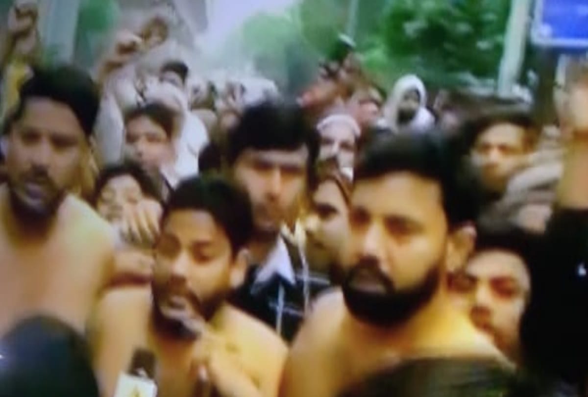 CAA 2019 jamia student shirtless protest against police lathi charge and tear gas in library