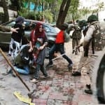 पुलिस की लाठियों के बीच साथियों को बचातीं आयशा और लदीदा
