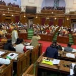 सदन में धरने पर बैठे सत्ता पक्ष व विपक्ष के विधायक।