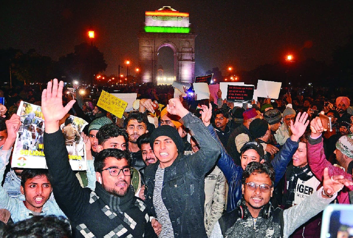 Protesters gathered at India Gate late at night slogans against delhi police