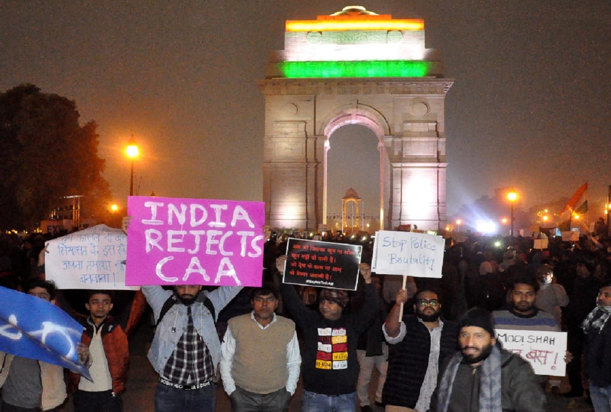 Protesters gathered at India Gate late at night slogans against delhi police