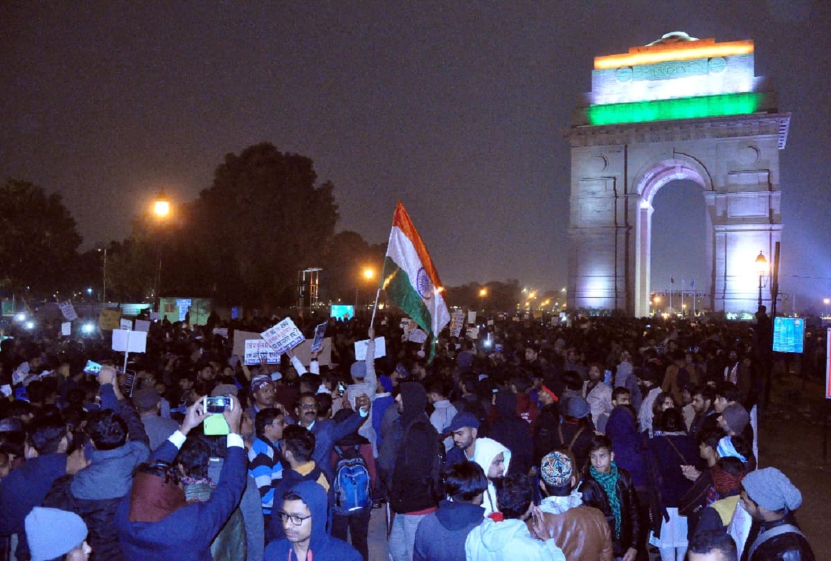 Protesters gathered at India Gate late at night slogans against delhi police