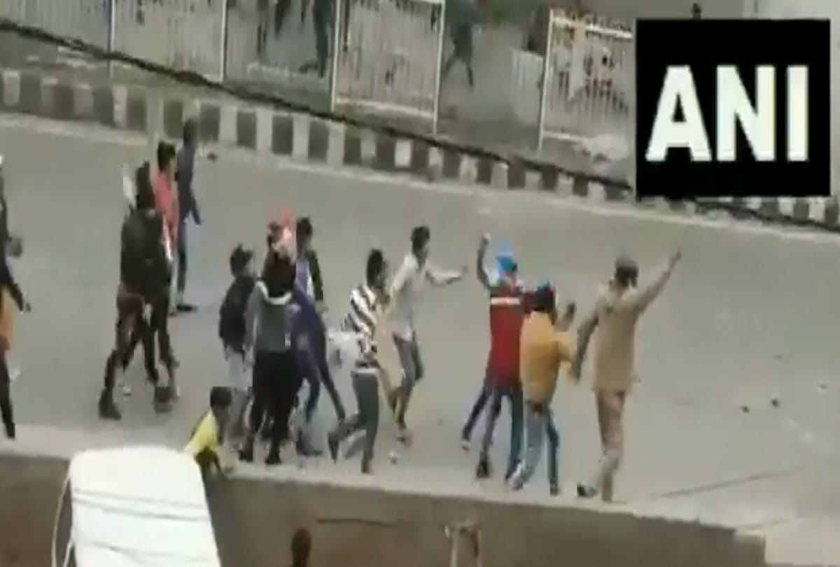 CAA Protesters targeting policemen in Seelampur in Delhi