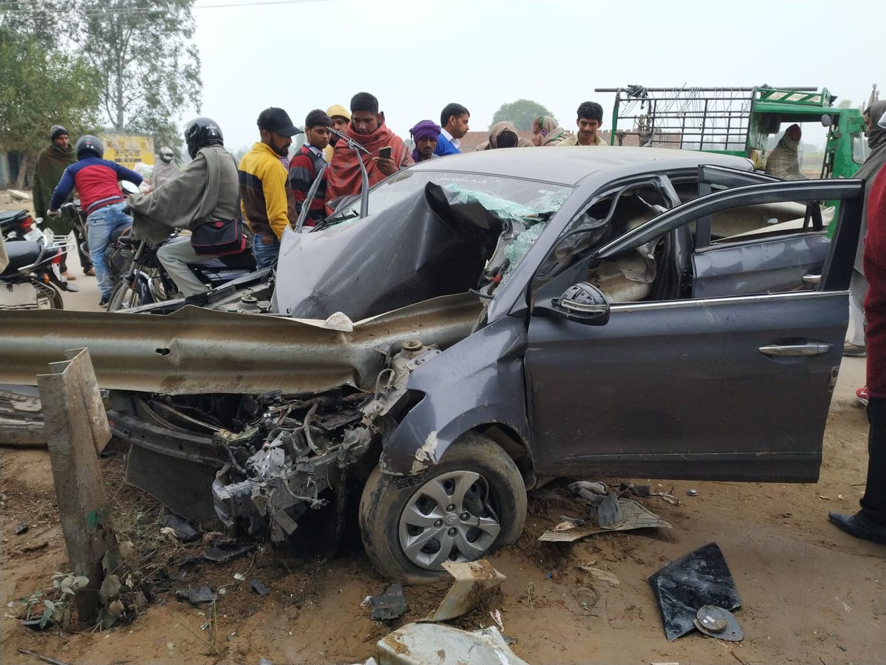 delhi resident driver dies due to uncontrolled car cae railling