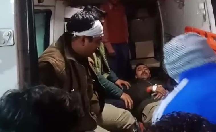 Pratapgarh: Police jeep rammed into a tree chasing bikers fleeing by firing, three soldiers and two home guards injured