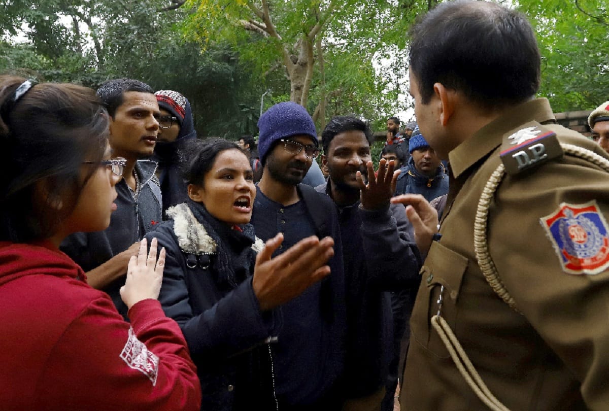 after jamia du students also protest at North Campus