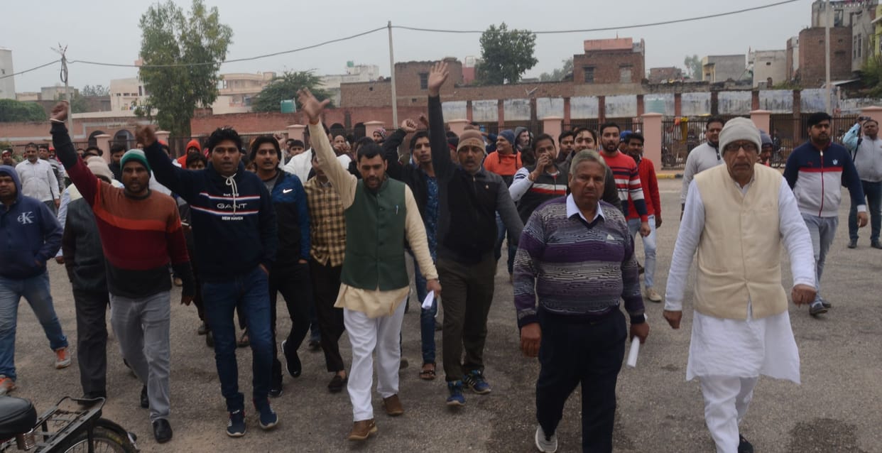 Shop Keepers agitation to investigate Theafts cases