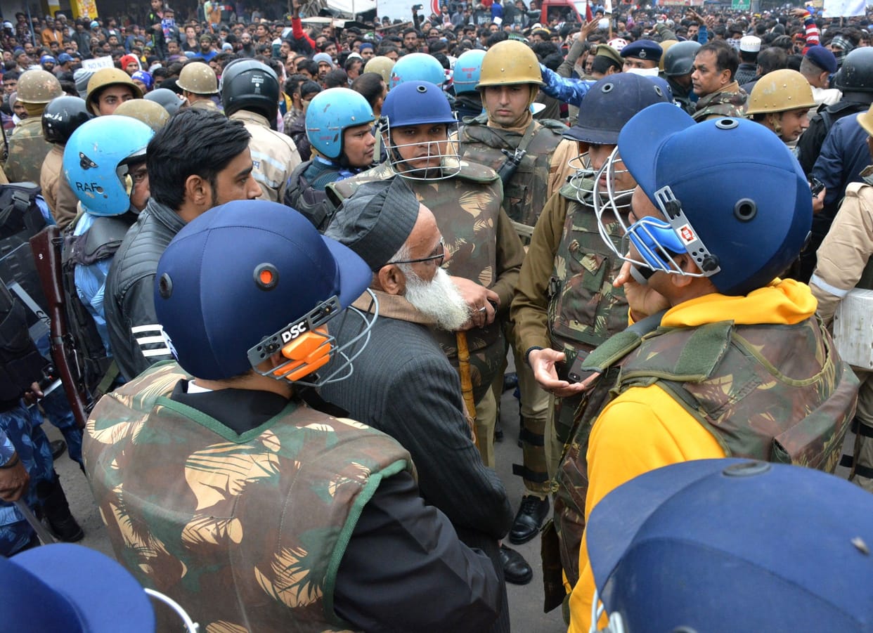 AMU Dispute : thousand of pepole protesting on road