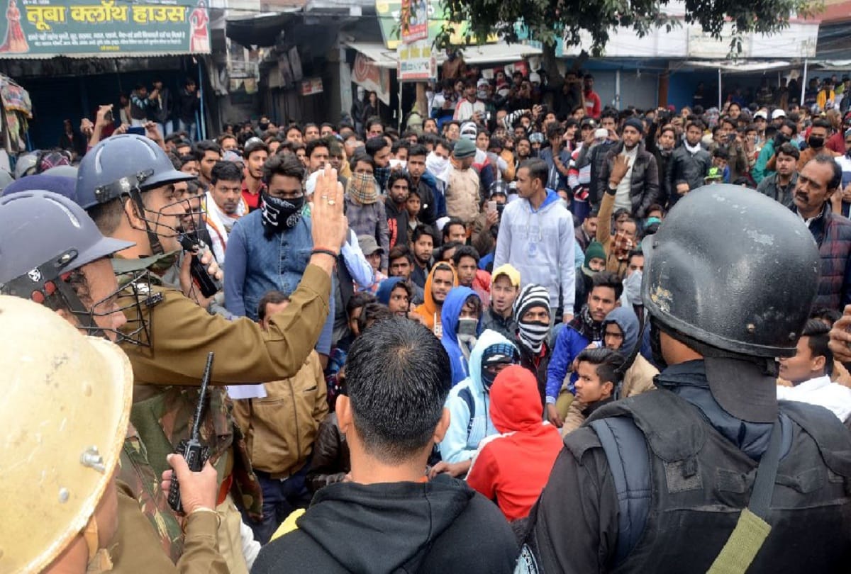 AMU protest against CAA many Kashmiri and foreign students suffering to go home